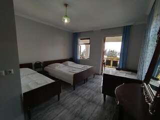 Гостевой дом Guest House TeNi Махинджаури Классический четырехместный номер-12
